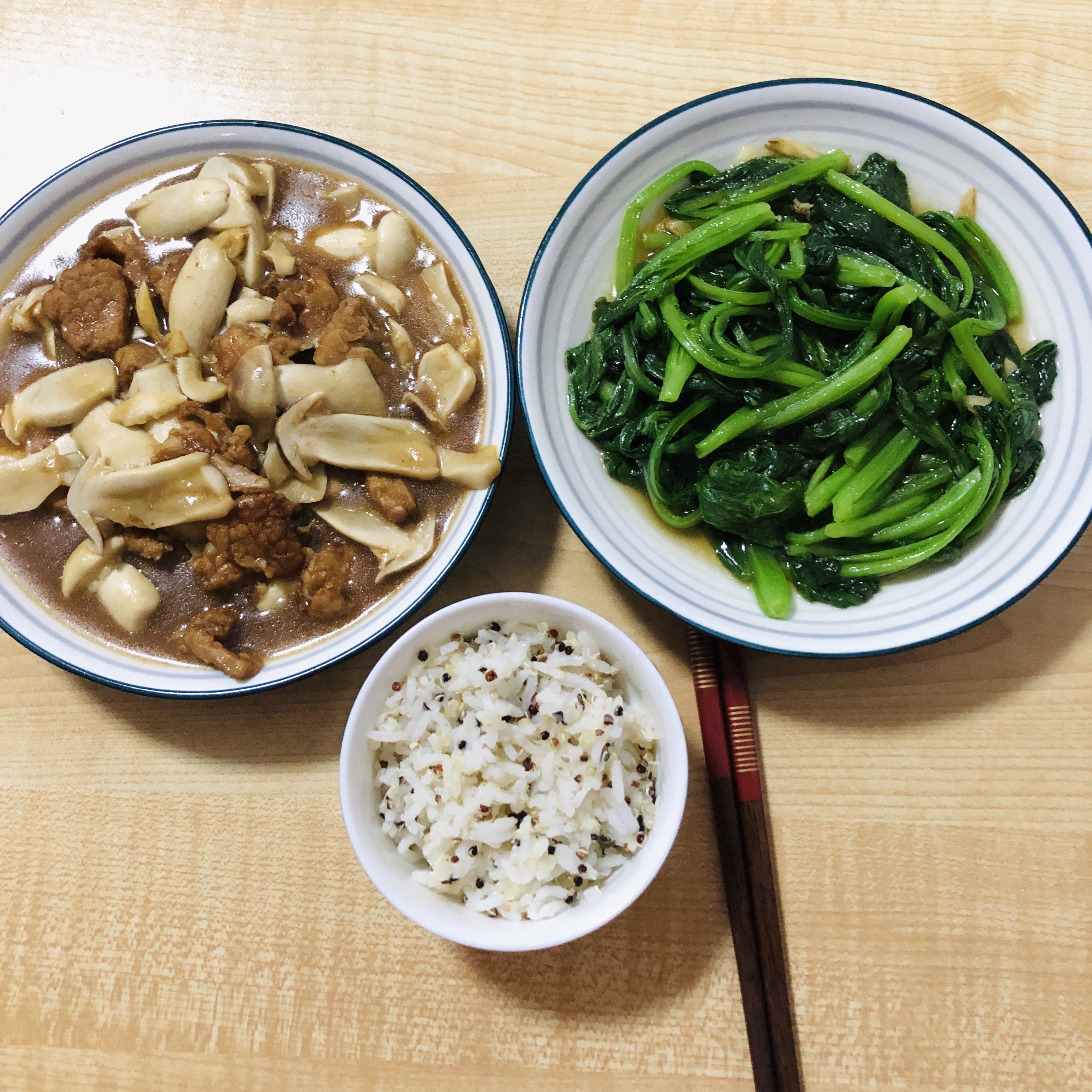 今天的晚餐姬松茸炒肉清炒菜心藜麦米饭