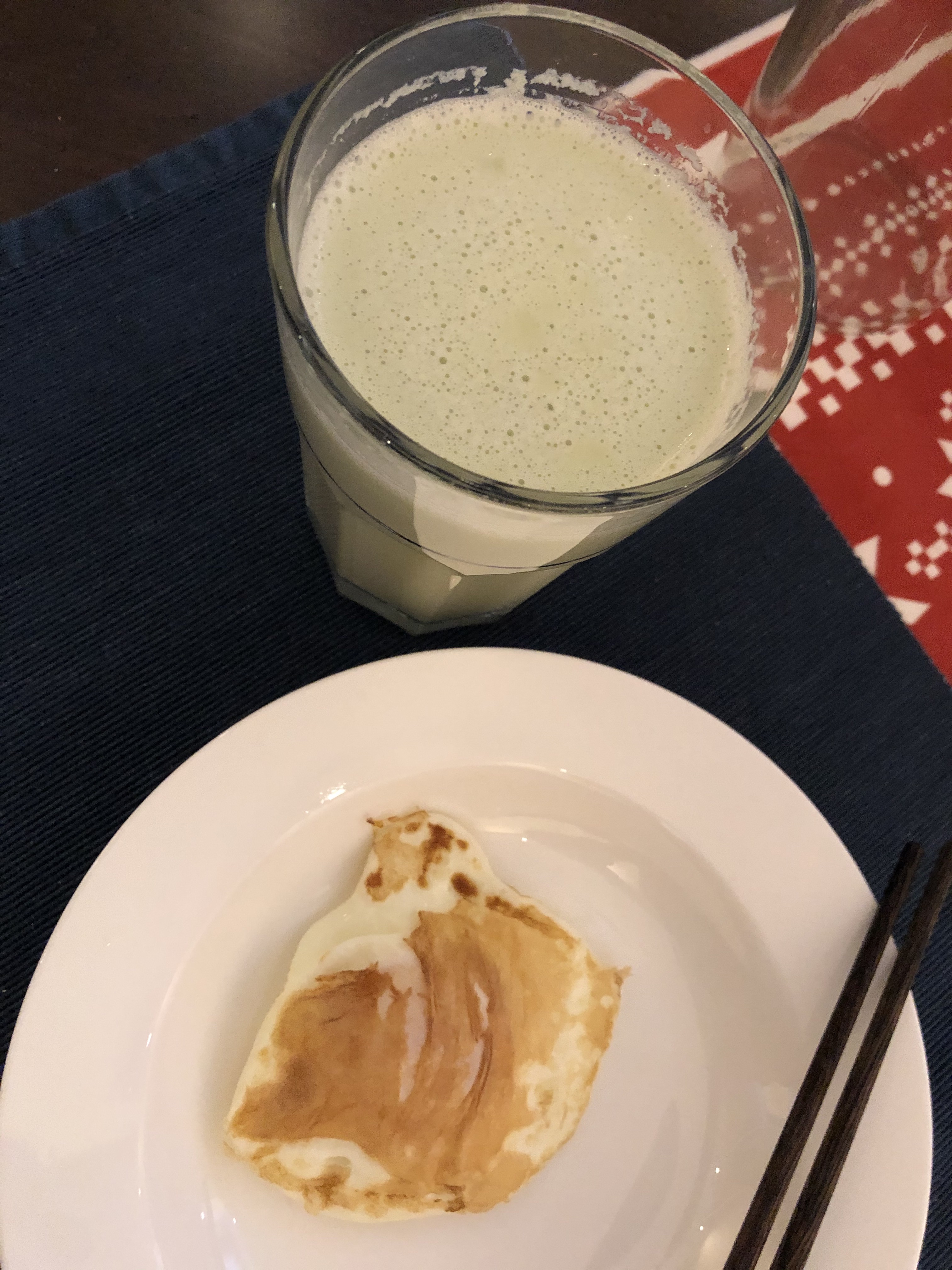 早餐打卡一杯无糖黑豆浆一个无油煎蛋