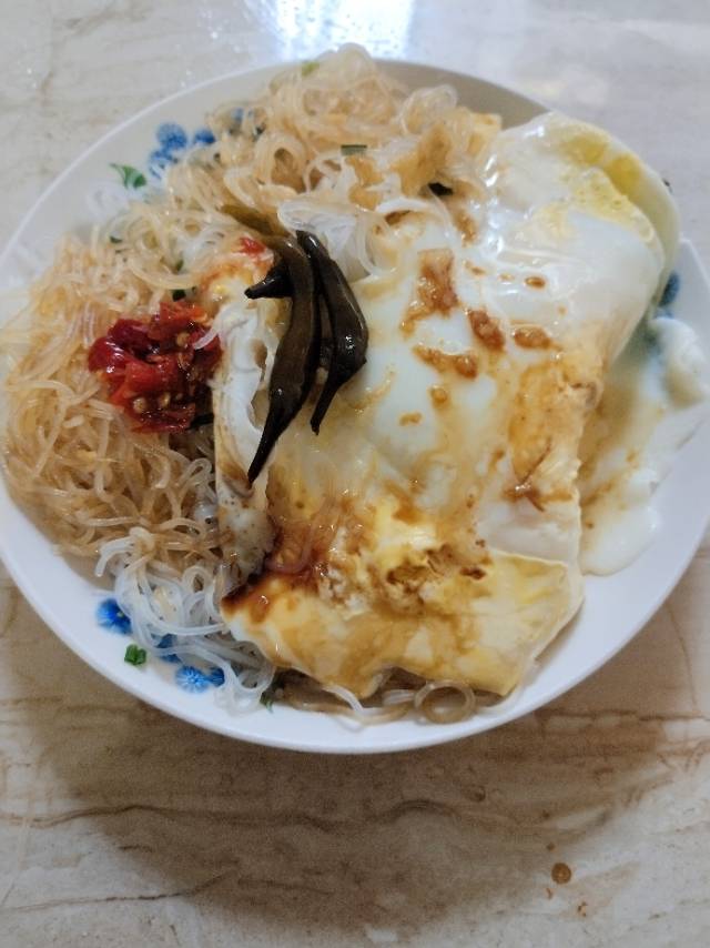 早餐鸡蛋蒸米粉午餐芥菜芋头蒸猪肉晚餐
