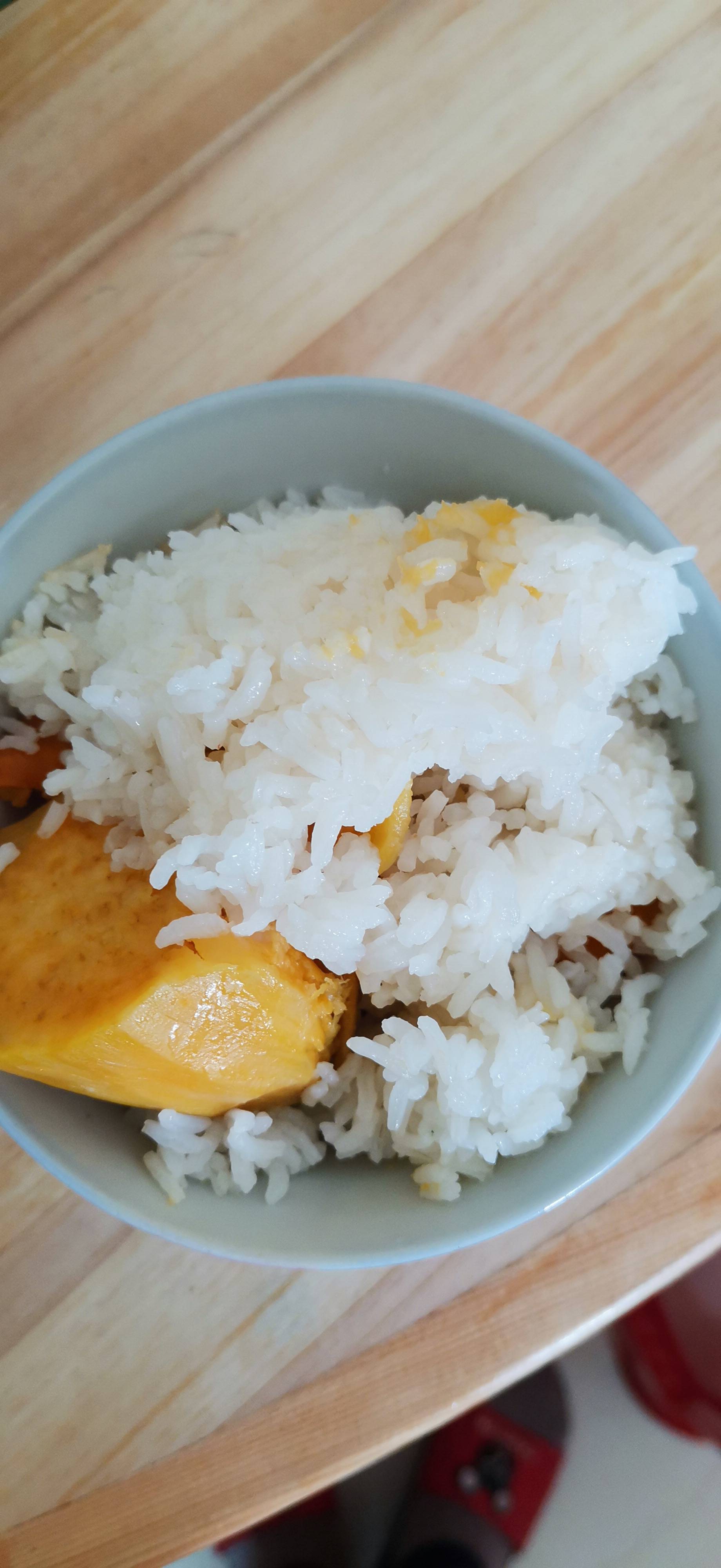 午餐白米饭红薯太阳鱼腊肉包菜