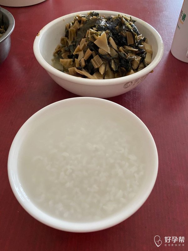 今日份早餐稀饭配笋梅菜这些