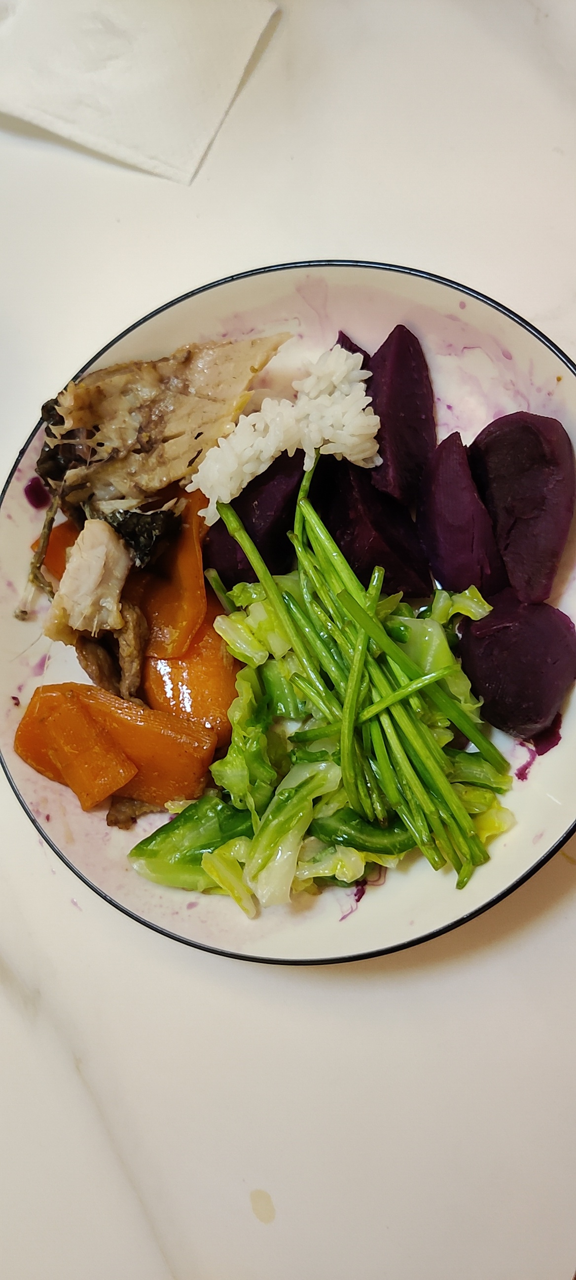 午餐主食紫薯搭配鱼肉和蔬菜