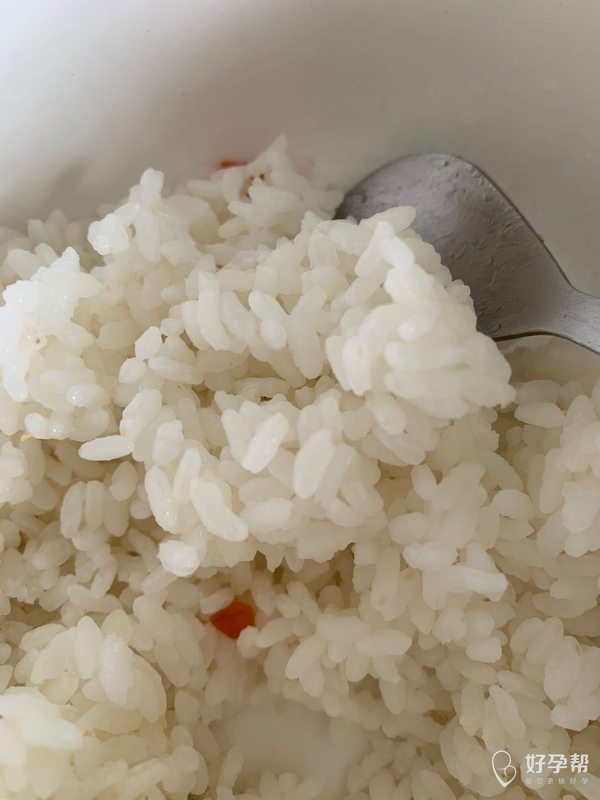 中餐单位食堂小份米饭鸡蛋火腿炒蒜苔