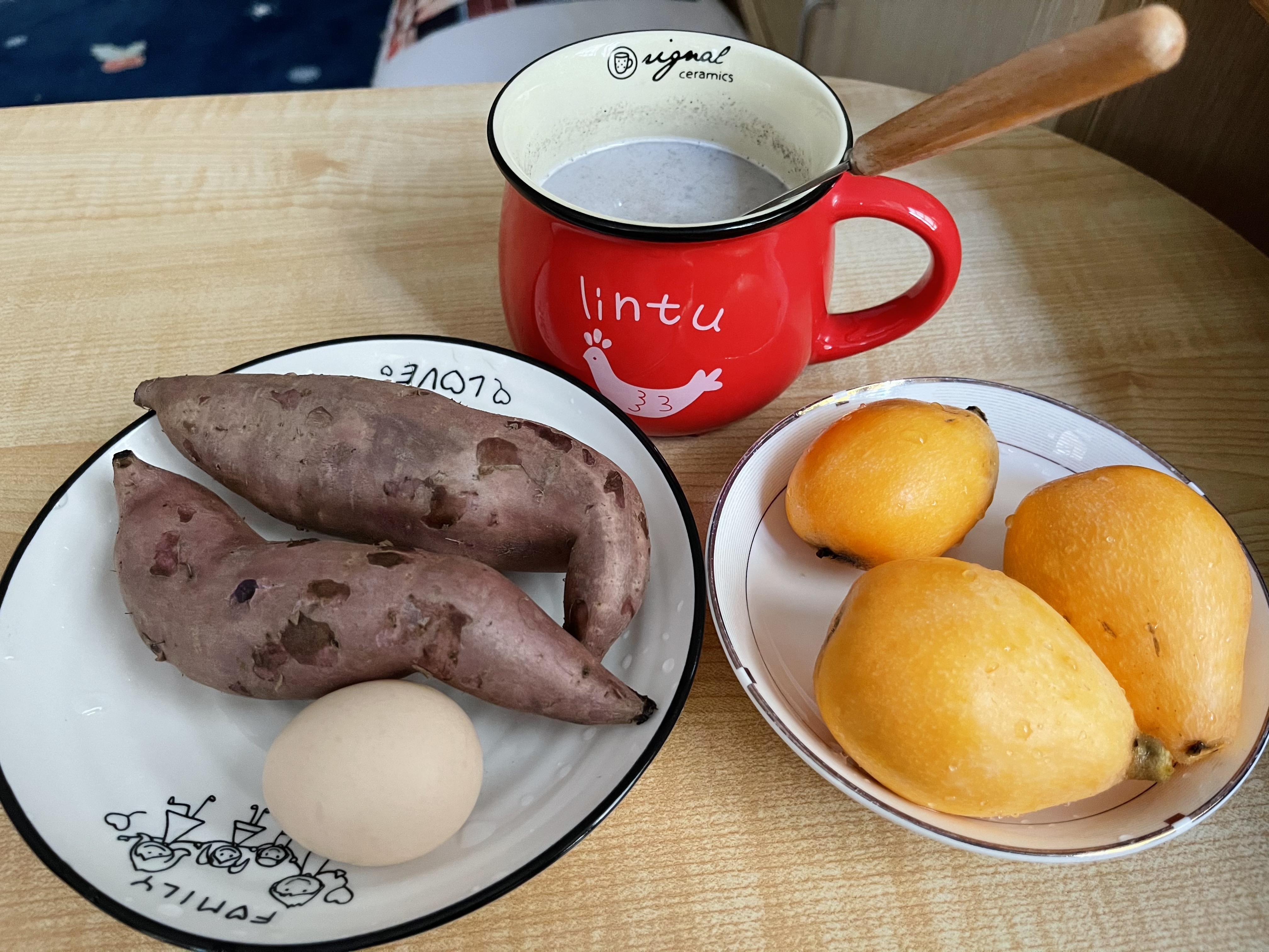 今日份早餐地瓜鸡蛋纯牛奶枇杷果