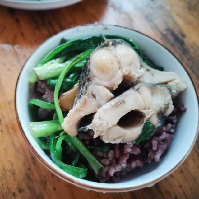 午餐:鹽水油麥菜適量,清煮魚肉,糙米飯半碗